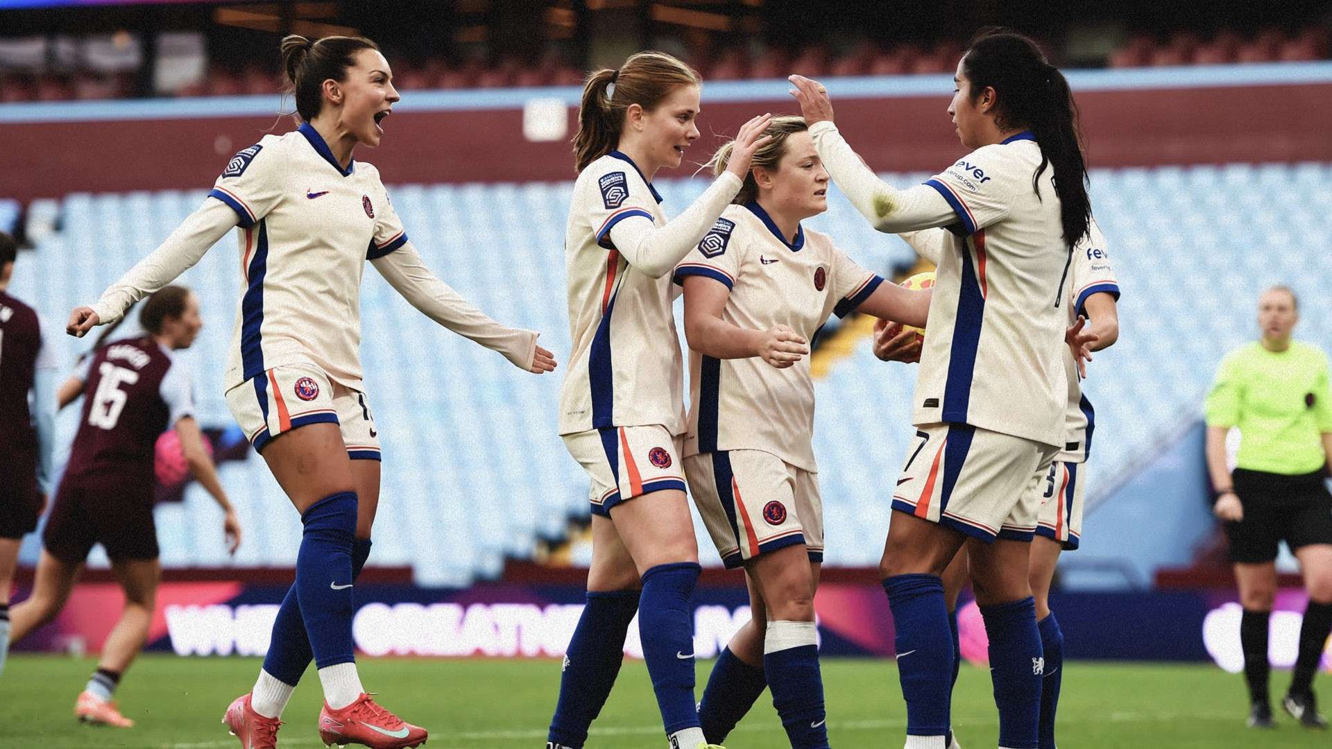 中国足球协会送祝福：新春快乐，龙年大吉大利！